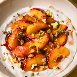 Pêches rôties, cottage cheese fouetté et pistaches : le trio de l’été !