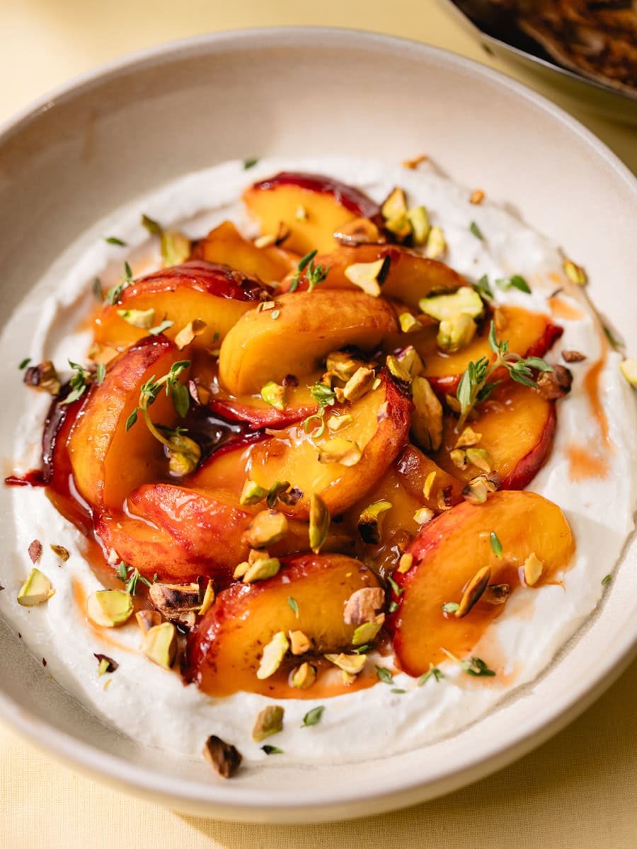 Pêches rôties, cottage cheese fouetté et pistaches : le trio de l’été !