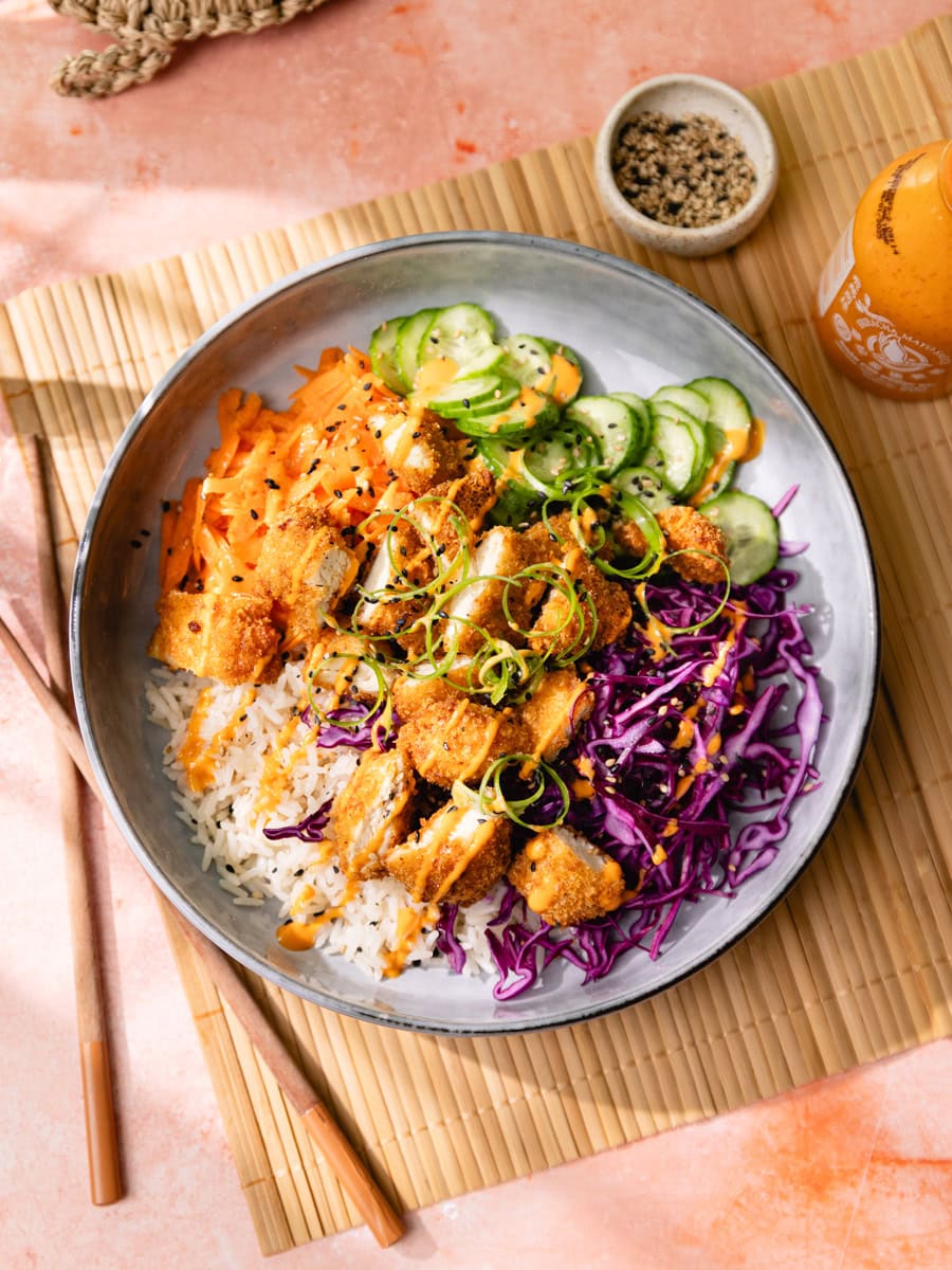 Bol de donburi de poulet crispy, légumes croquants et sauce sriracha