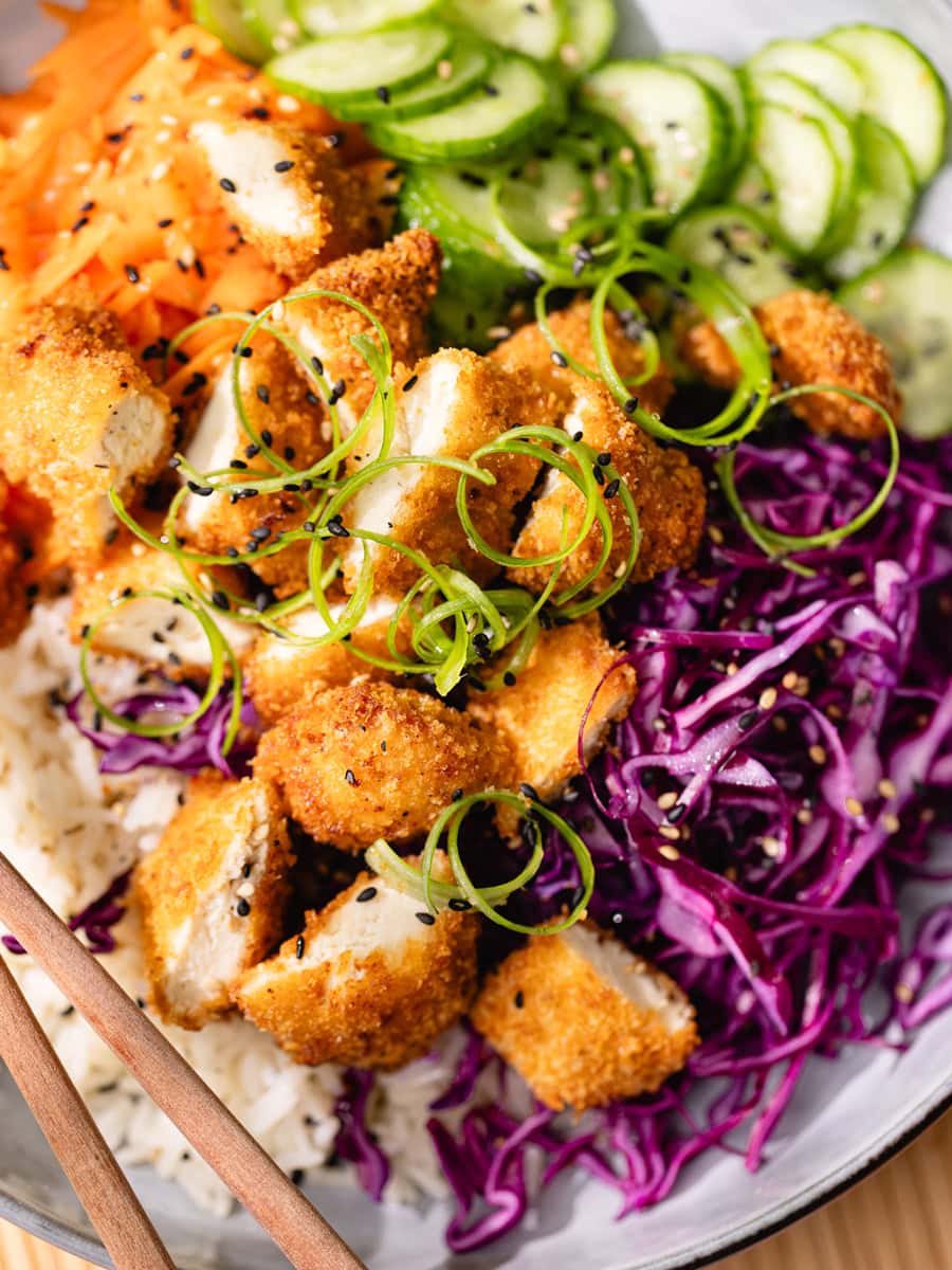 Bol de donburi de poulet crispy, légumes croquants et sauce sriracha