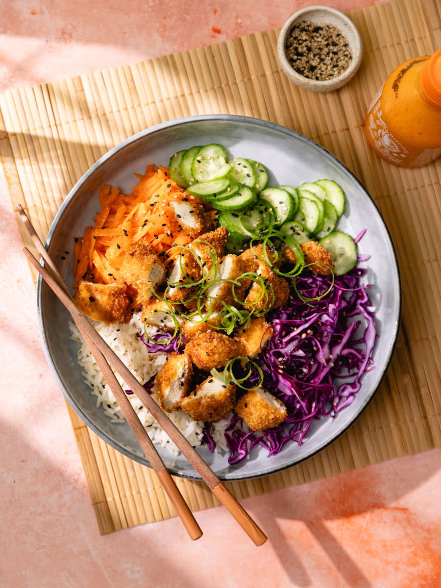Bol de donburi de poulet crispy, légumes croquants et sauce sriracha