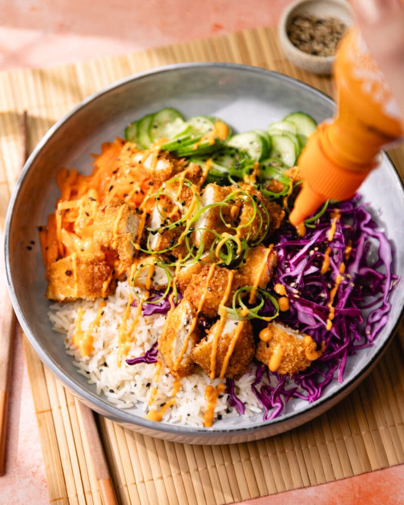 Donburi de poulet crispy, légumes crus et sauce sriracha !