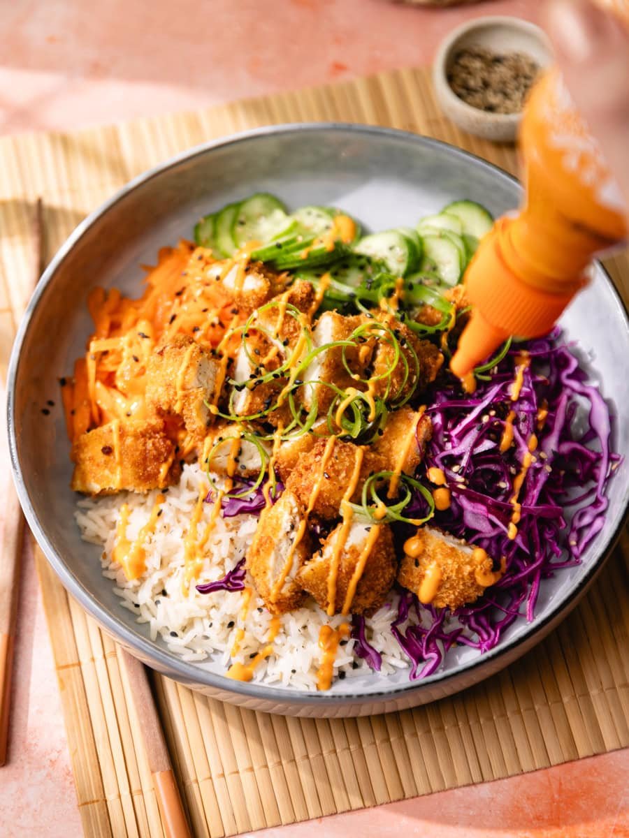 Donburi de poulet crispy, légumes crus et sauce sriracha !