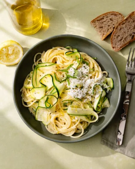 Spaghetti à la courgette, menthe et ricotta salata ultra frais !