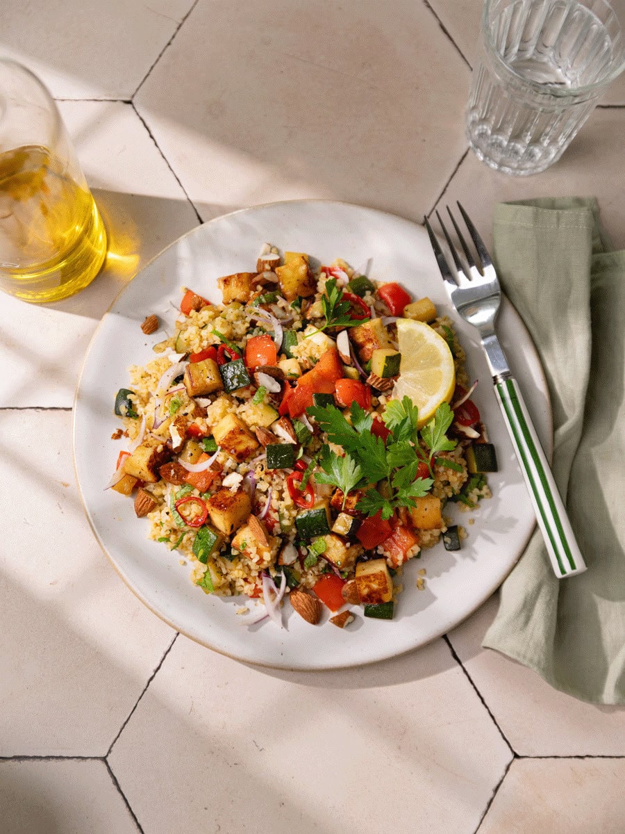 Assiette de taboulé au halloumi et légumes rôtis