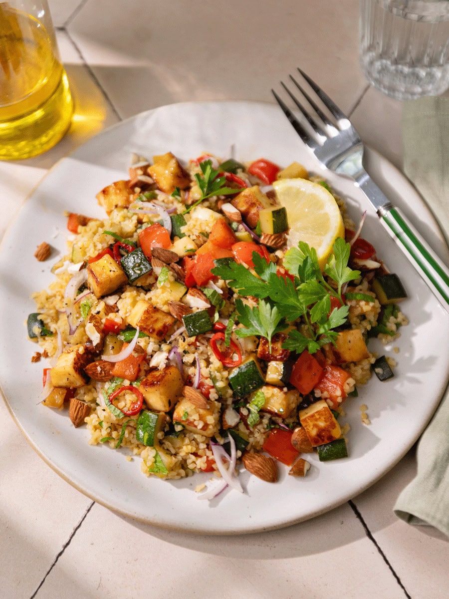 Assiette de taboulé au halloumi et légumes rôtis