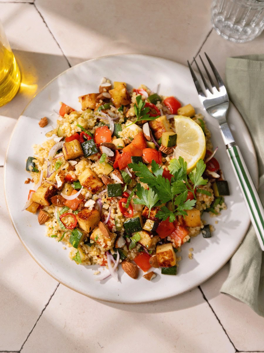 Assiette de taboulé au halloumi et légumes rôtis