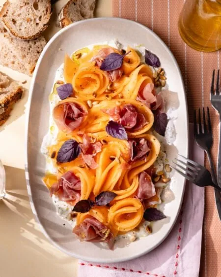 Melon jambon revisité : carpaccio de melon, stracciatella et jambon cru