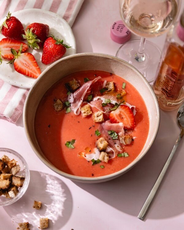 Gaspacho fraises tomates : la soupe froide de l’été aussi fraîche qu’originale