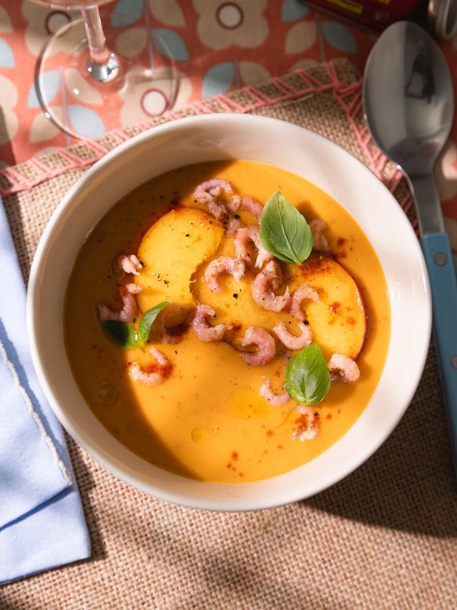 Gaspacho de pêches crémeux garni de crevettes grises, paprika et basilic