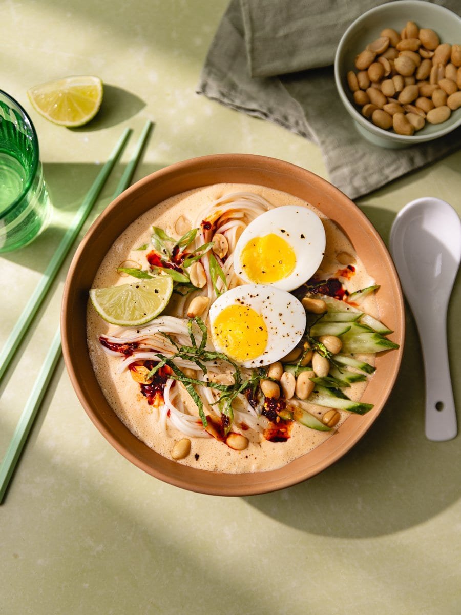 Bol de nouilles froides à la sauce coco-cacahuète avec œuf mollet, concombre, menthe et citron vert
