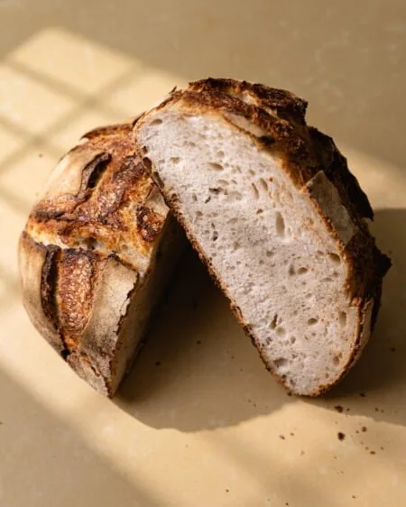 Pain blanc au levain maison : la recette facile pour une mie légère !