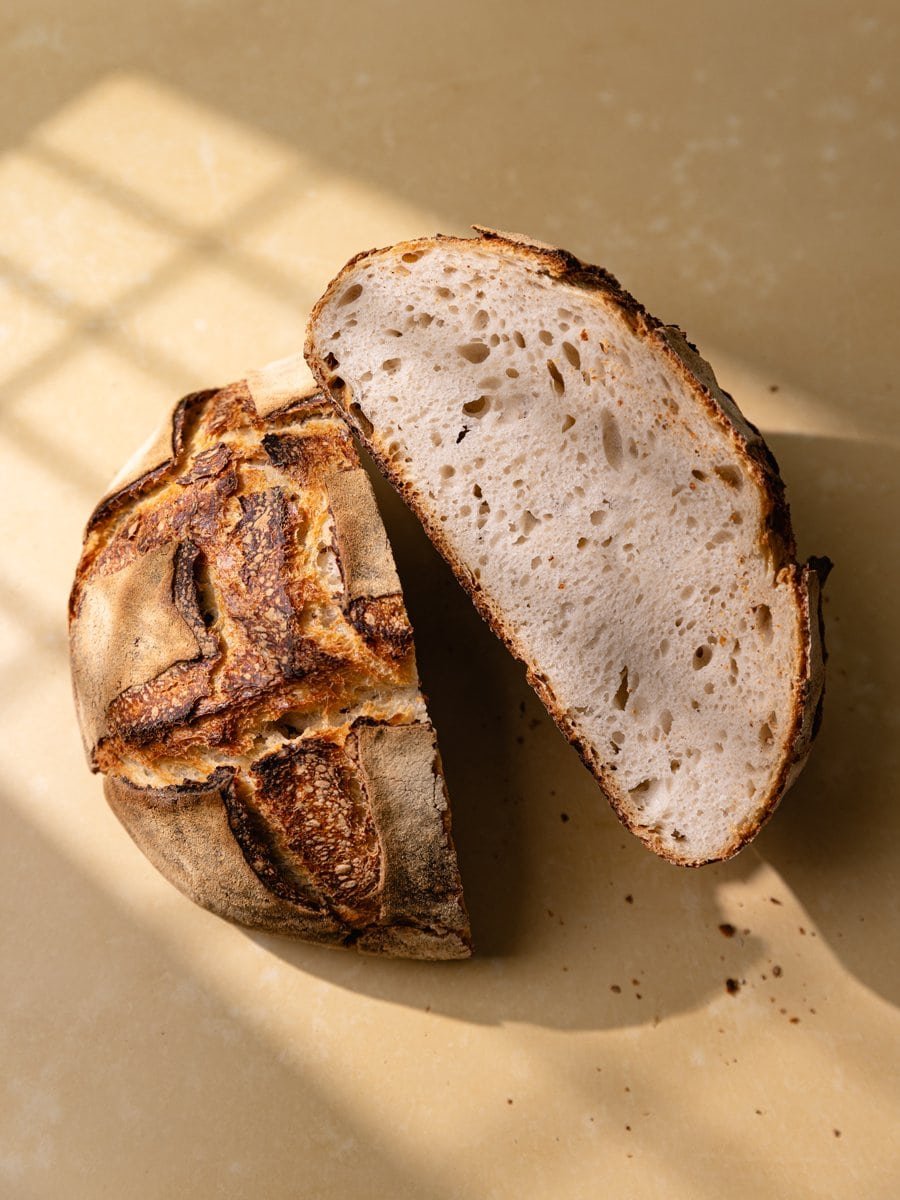 Vue rapprochée de la mie d'un pain blanc au levain maison avec de belles alvéoles et une croûte croustillante