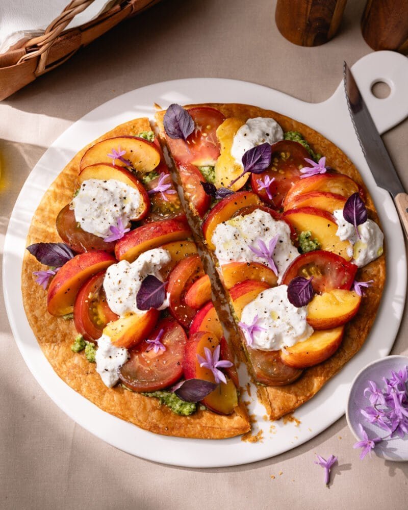 Tarte fine aux pêches, tomates anciennes, stracciatella et pesto !