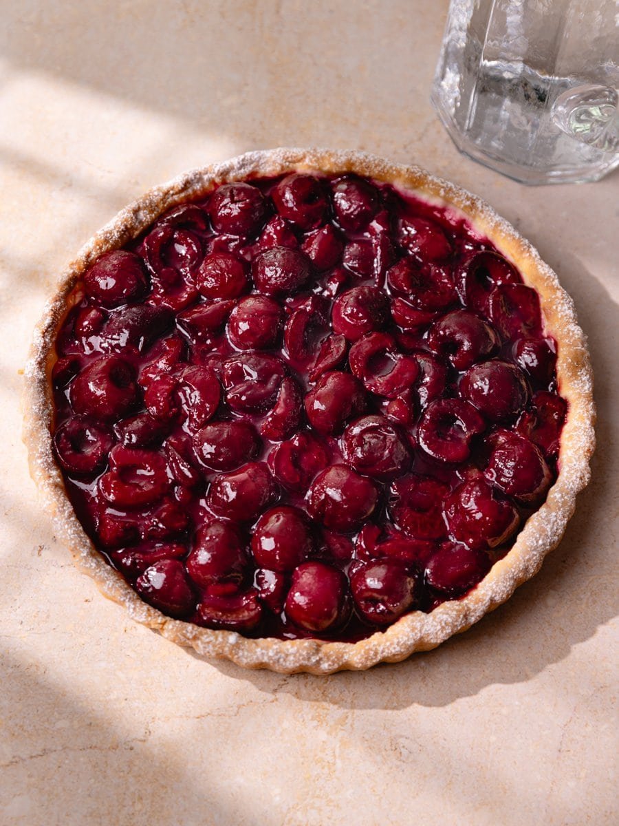 Tarte aux cerises sur pâte levée avant la découpe