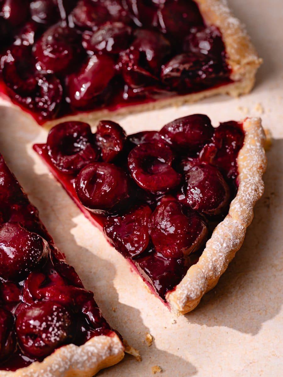 Gros plan sur une part de tarte aux cerises maison