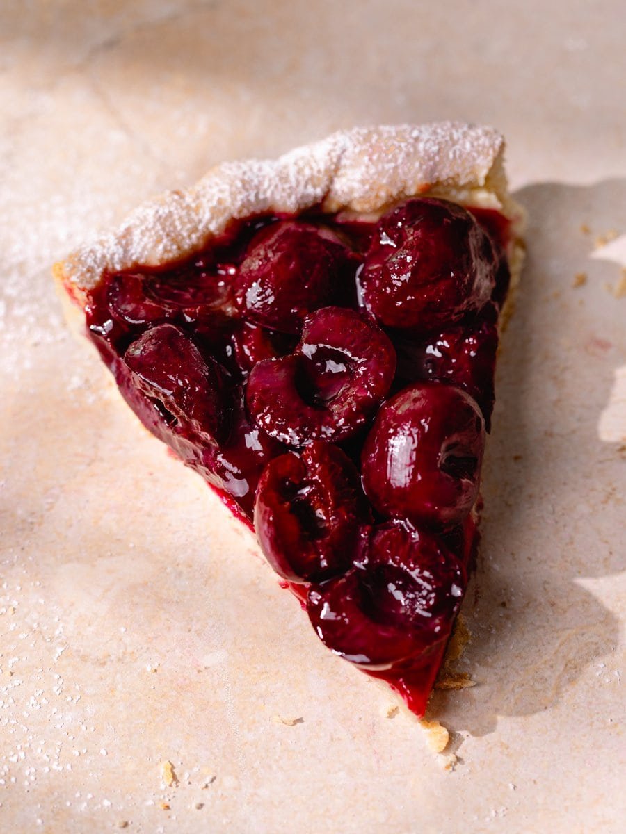 Part individuelle de tarte aux cerises sur pâte levée servie seule
