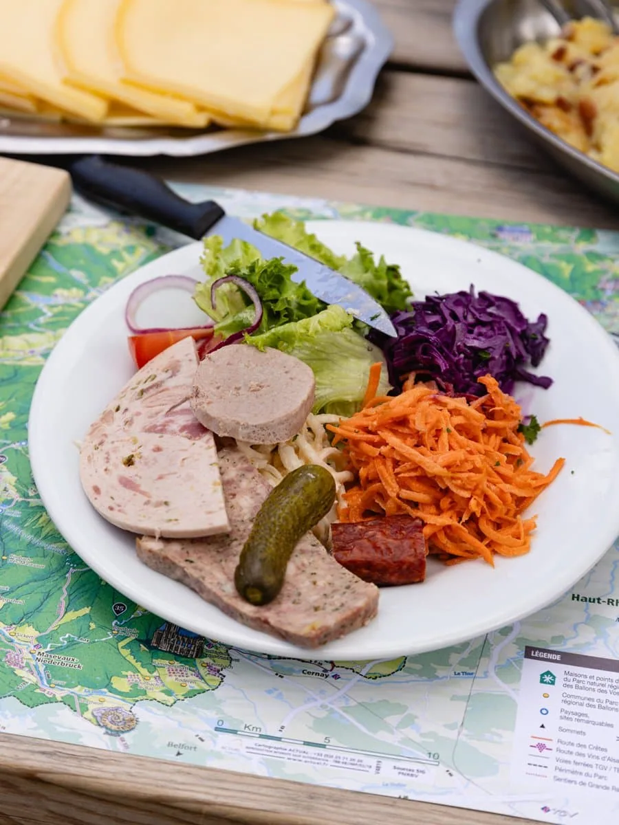 Assiette de charcuteries et crudités servie à la ferme-auberge du Lochberg