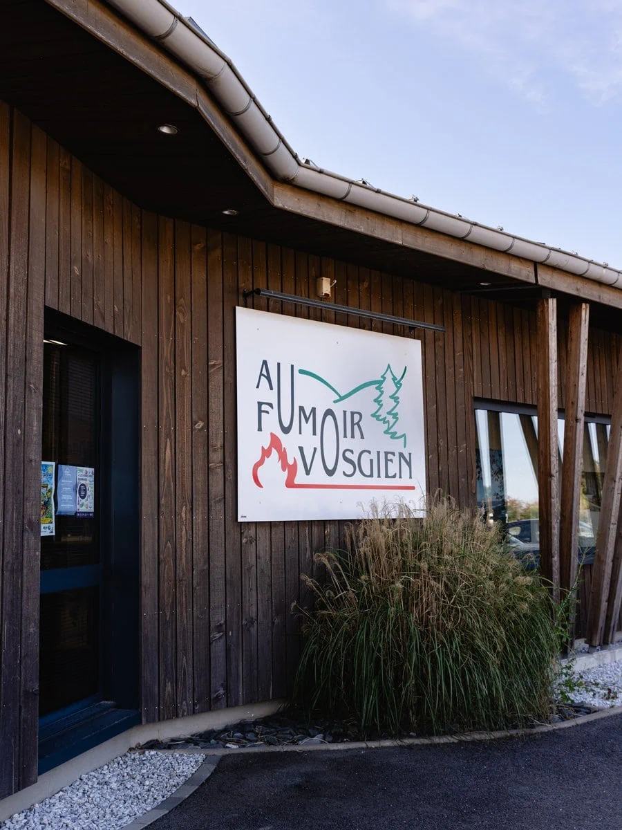 Façade en bois du Fumoir Vosgien au Val-d'Ajol