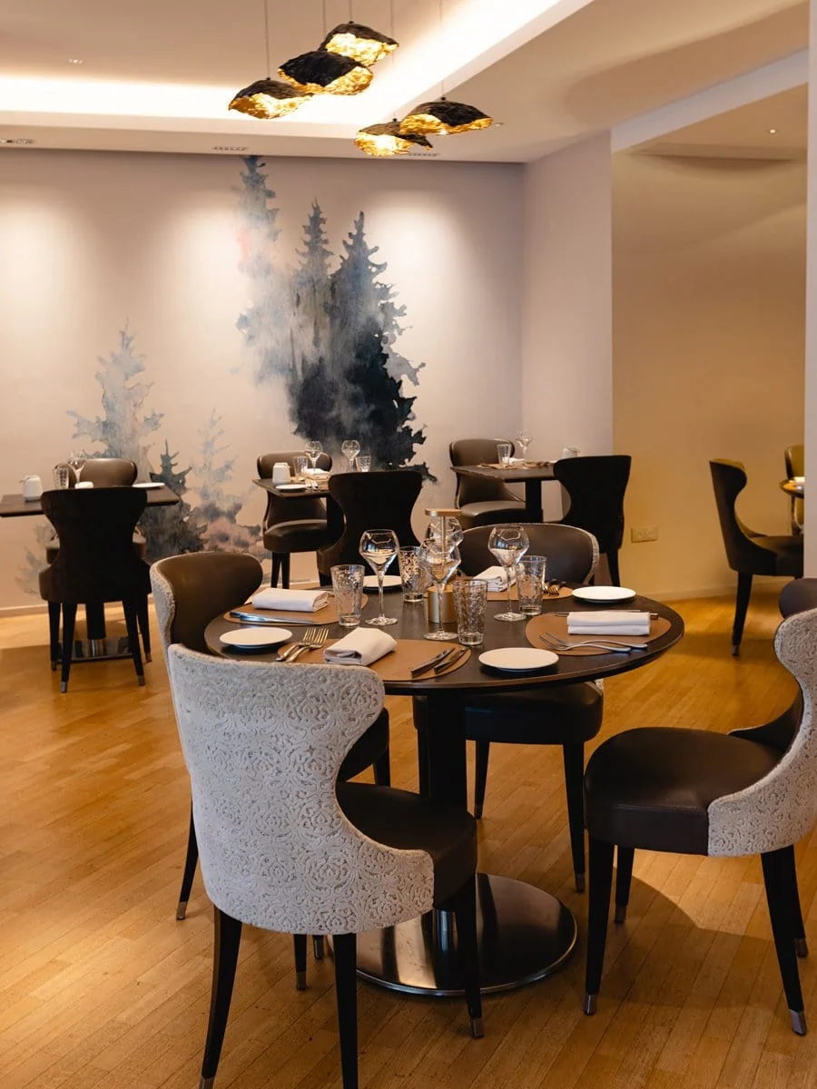 Salle du restaurant Les Grands Arbres de l'hôtel Verte Vallée à Munster