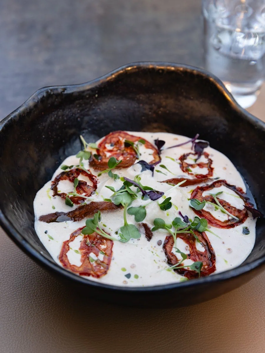 Assiette de tomates, crème et herbes au restaurant Les Grands Arbres à Munster