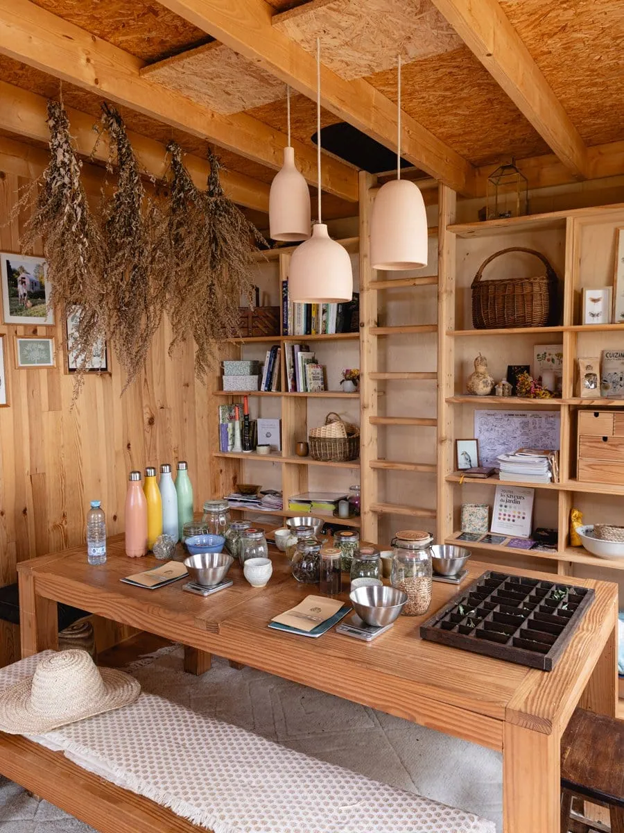 Atelier en bois de La Cabane aux Herbes avec plantes séchées et bocaux